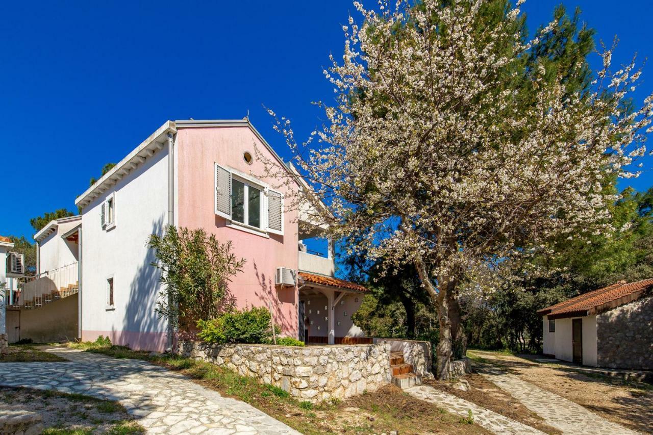 Apartments In Pinewood Near The Sea Mali Lošinj Esterno foto