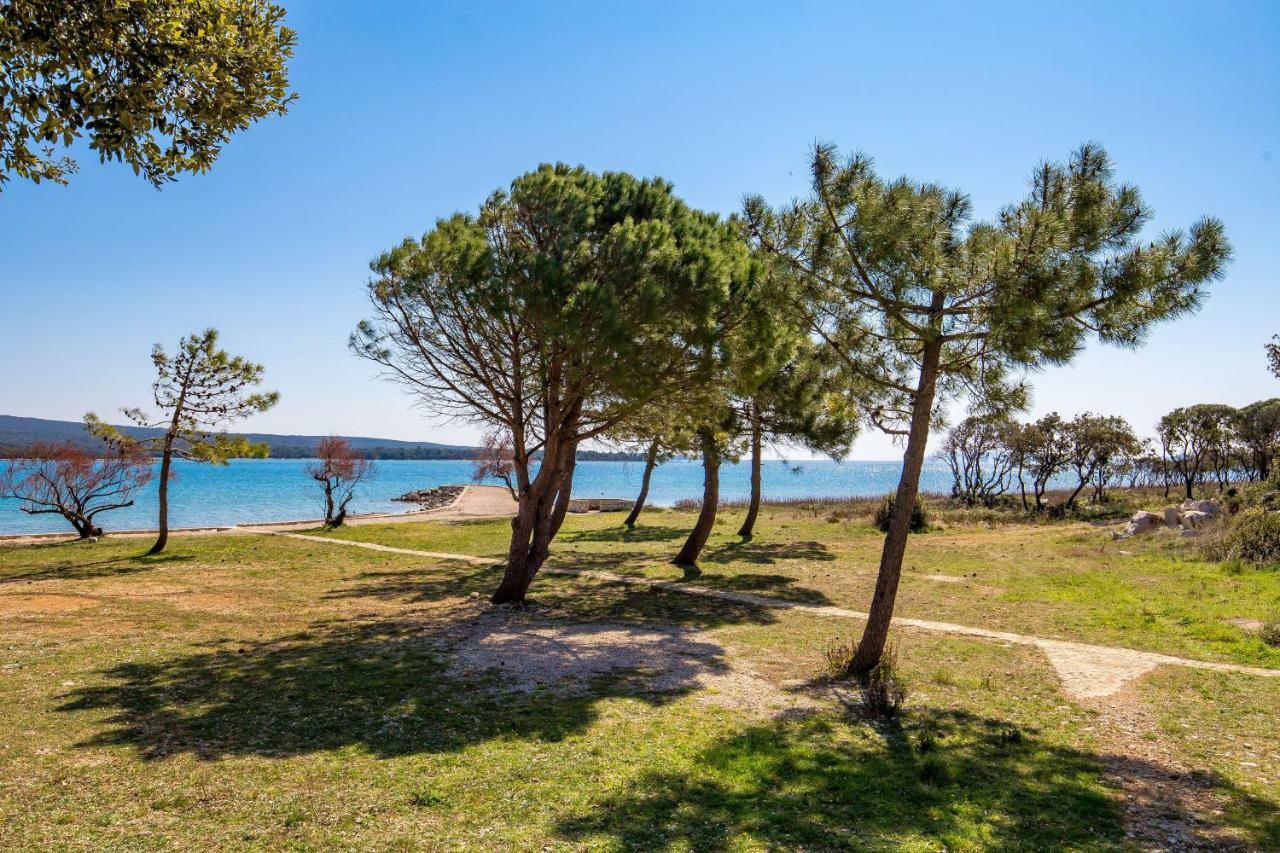 Apartments In Pinewood Near The Sea Mali Lošinj Esterno foto